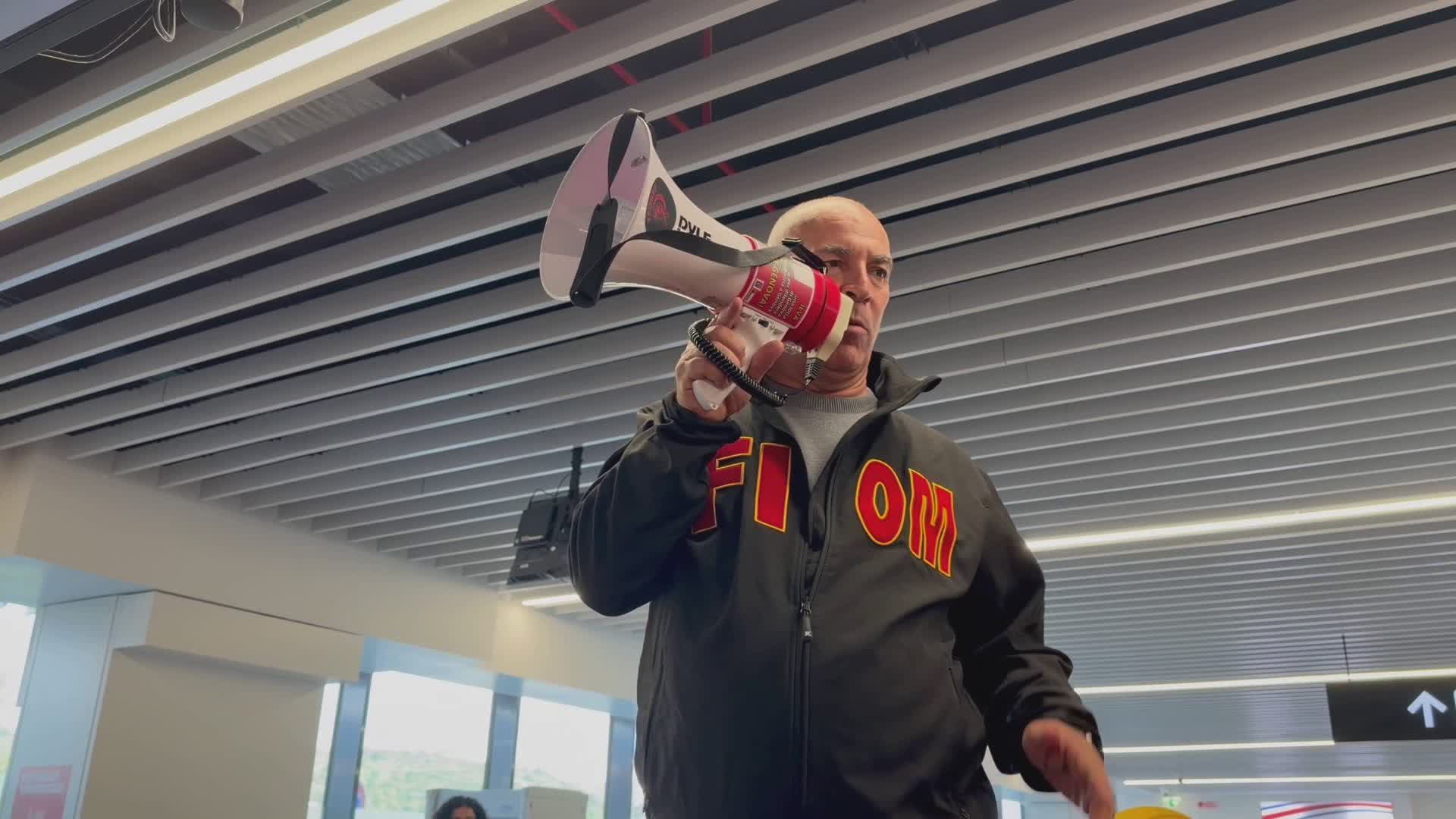 Fumata nera in prefettura, lavoratori ex Ilva restano in aeroporto: "Vergogna! Dormiamo qui"