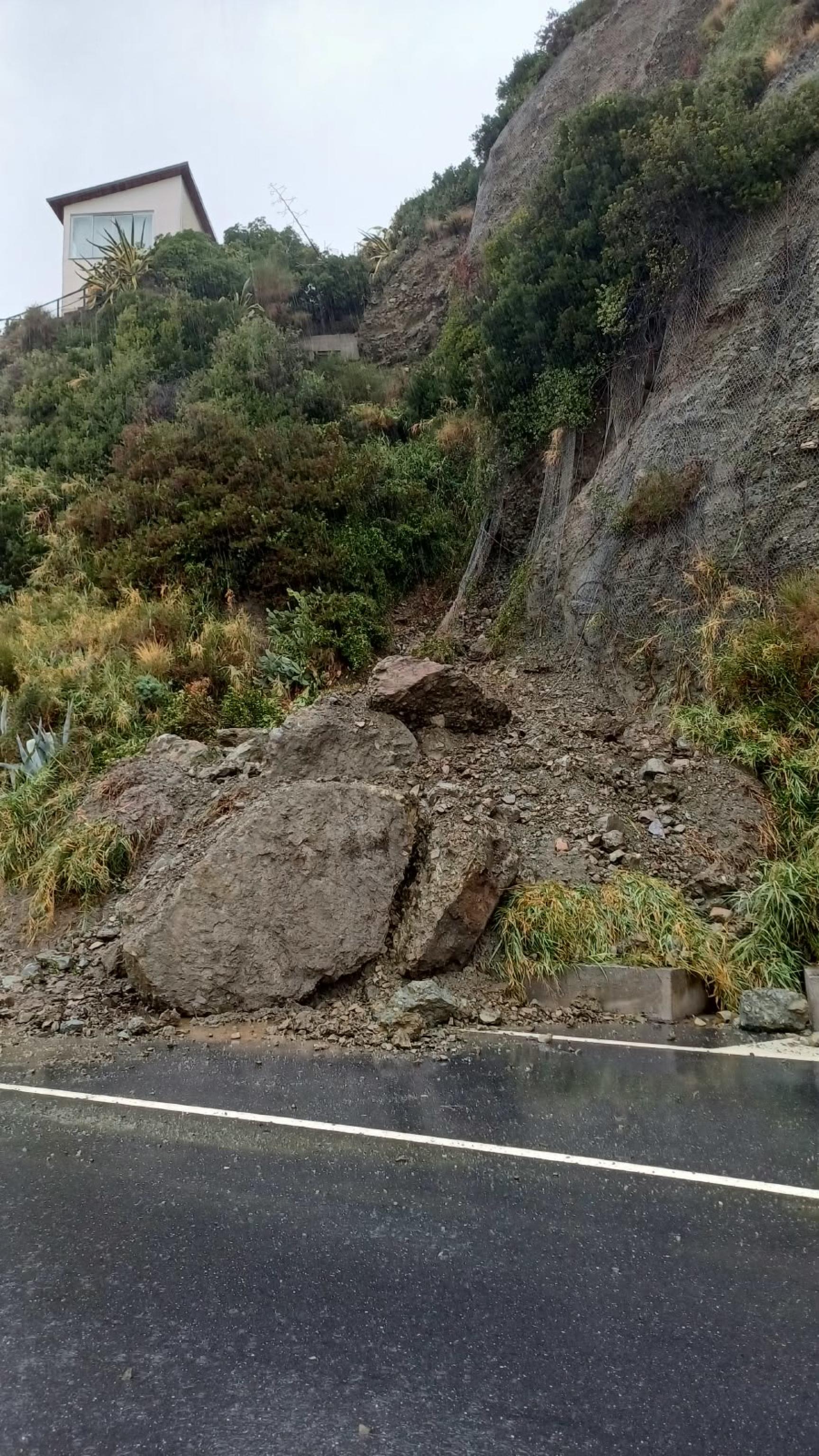 Maltempo Liguria, allerta arancione su tutta la regione: masso sfiora roulotte a Finalborgo, allagamenti a Genova, frane e strade chiuse nel Savonese