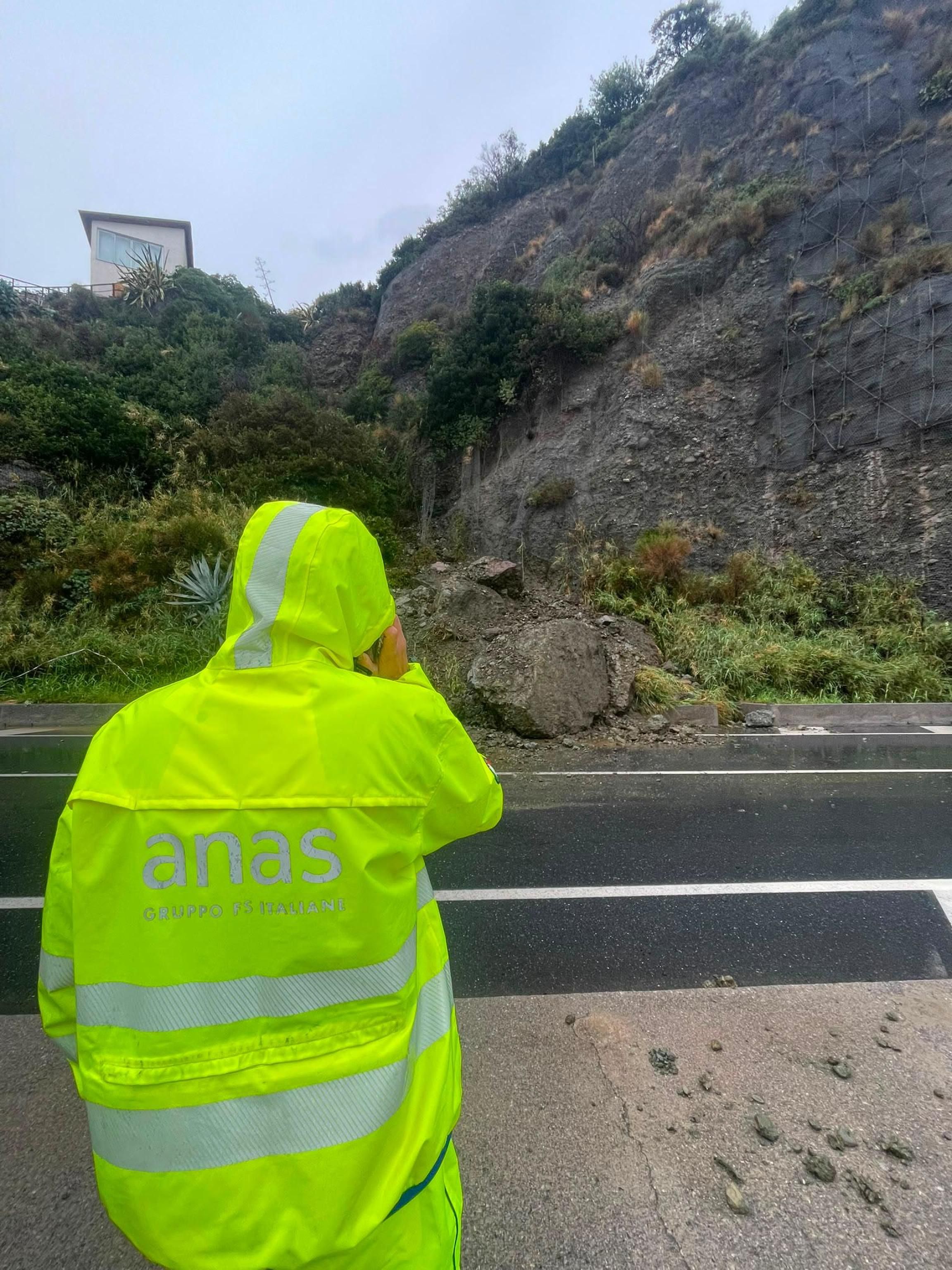 Maltempo Liguria, allerta arancione su tutta la regione: masso sfiora roulotte a Finalborgo, allagamenti a Genova, frane e strade chiuse nel Savonese