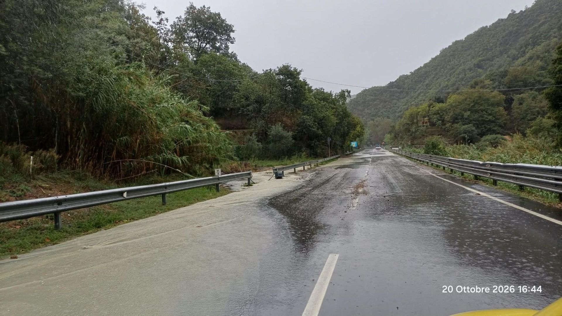 Maltempo Liguria, allerta arancione su tutta la regione: masso sfiora roulotte a Finalborgo, allagamenti a Genova, frane e strade chiuse nel Savonese