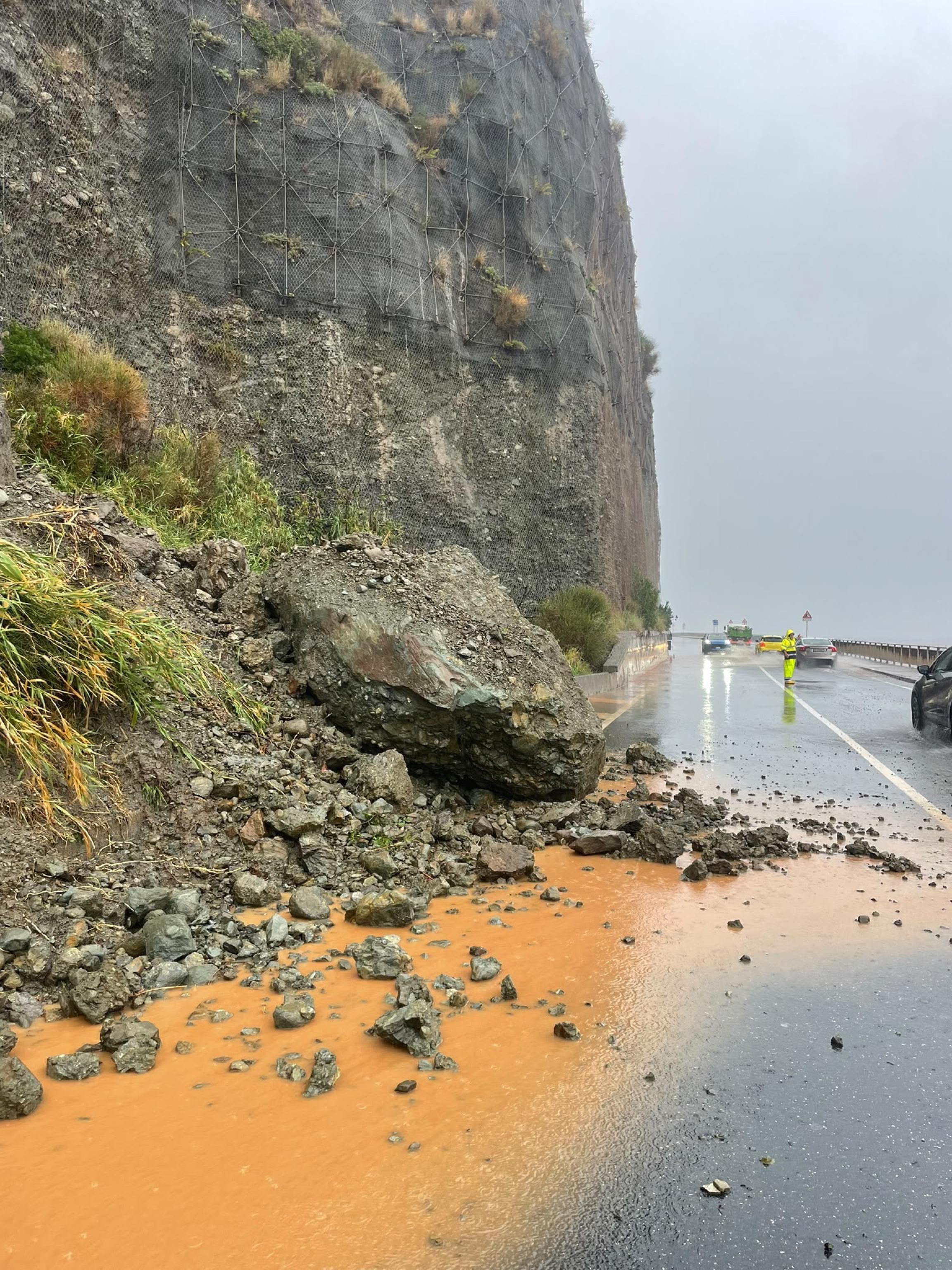 Maltempo Liguria, allerta arancione su tutta la regione: masso sfiora roulotte a Finalborgo, allagamenti a Genova, frane e strade chiuse nel Savonese
