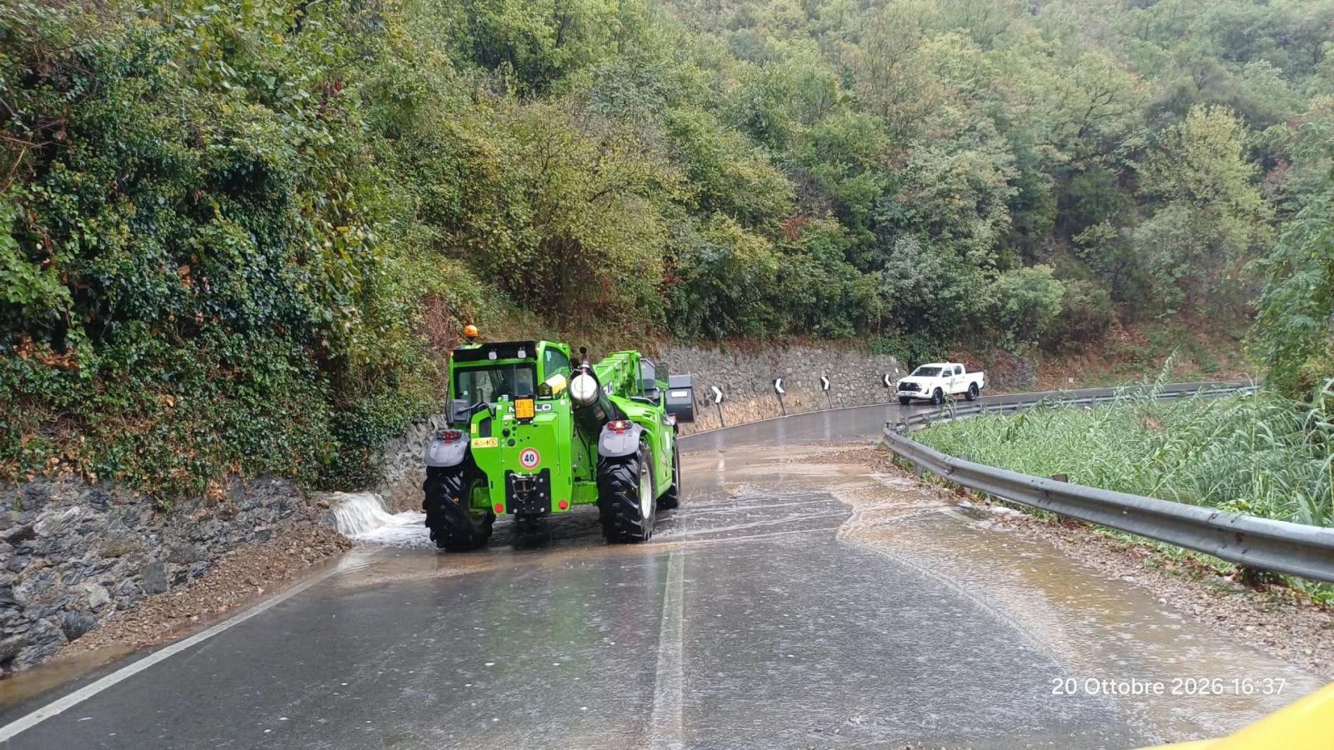 Maltempo Liguria, allerta arancione su tutta la regione: masso sfiora roulotte a Finalborgo, allagamenti a Genova, frane e strade chiuse nel Savonese
