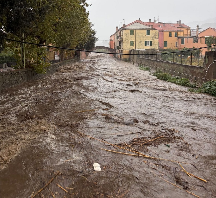 Maltempo Liguria, allerta arancione su tutta la regione: masso sfiora roulotte a Finalborgo, allagamenti a Genova, frane e strade chiuse nel Savonese