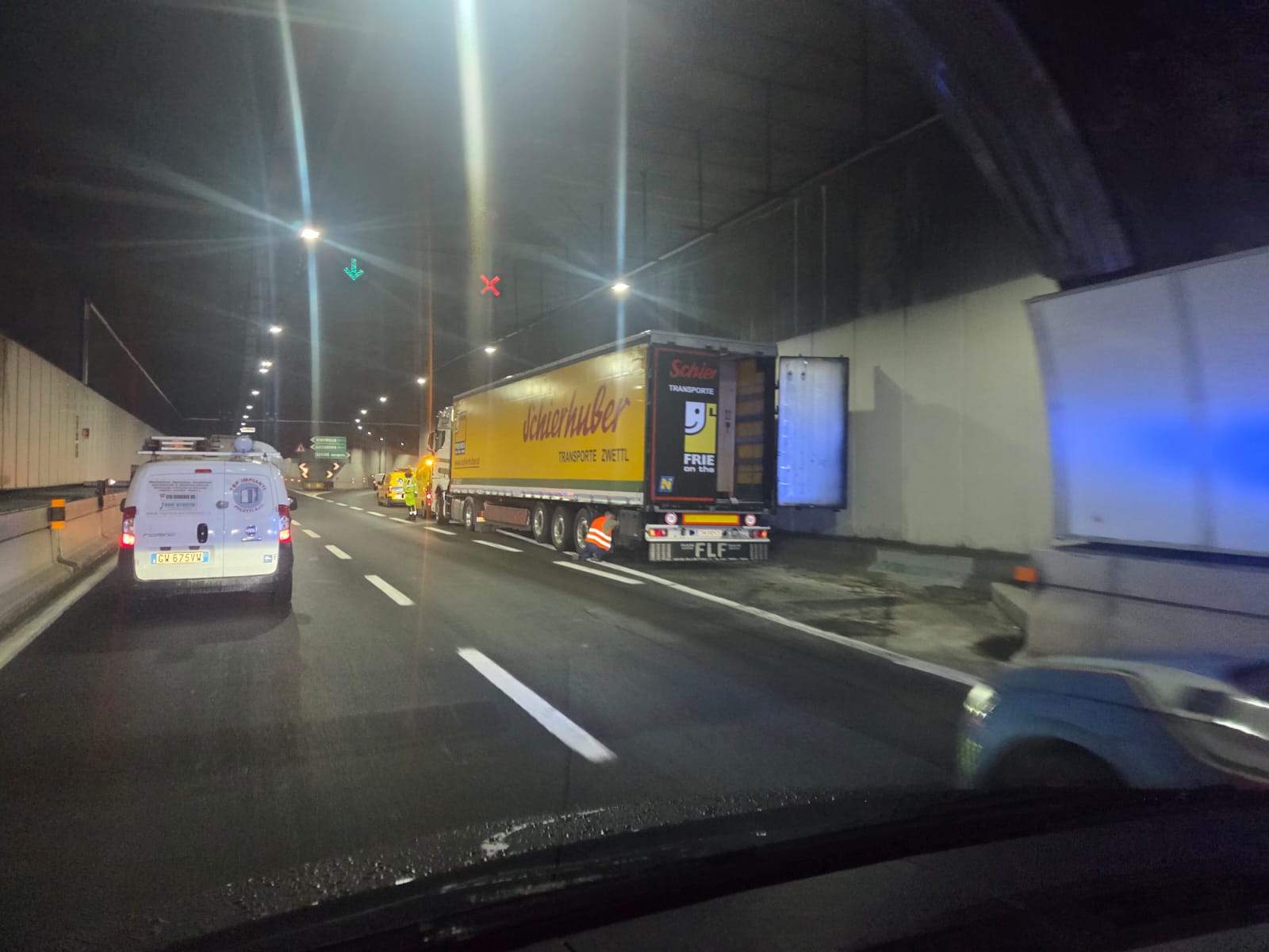Autostrade, scoppia pneumatico a un tir in galleria: code tra Genova ovest e aeroporto
