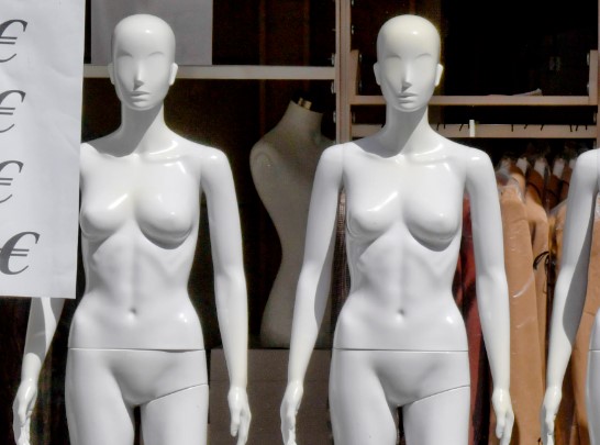 Genova: 'spogliano' professoresse con l'IA e mettono le foto nude in rete, denunciati due 14enni