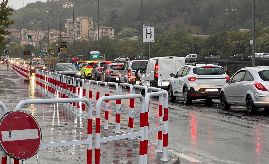 Genova, il cantiere di via Romairone paralizza il traffico della Val Polcevera: "45 minuti per percorrere 12 km"