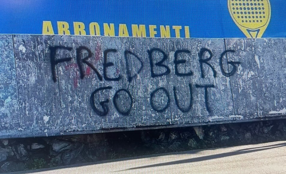 Crisi Sampdoria, Fredberg ancora nel mirino dei tifosi: "Go out", scritta compare sul muro della via di accesso al Mugnaini