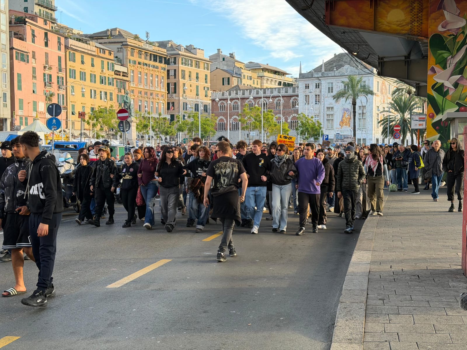 Genova, corteo degli studenti in centro: slogan contro la guerra e il governo