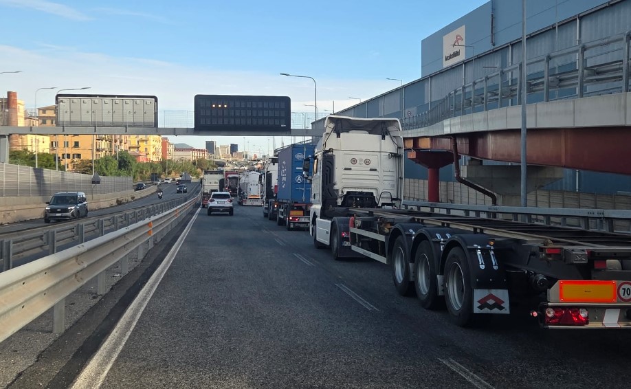 Genova, traffico in tilt sulla Guido Rossa: disagi alle rampe di uscita verso la rotatoria San Giovanni d’Acri