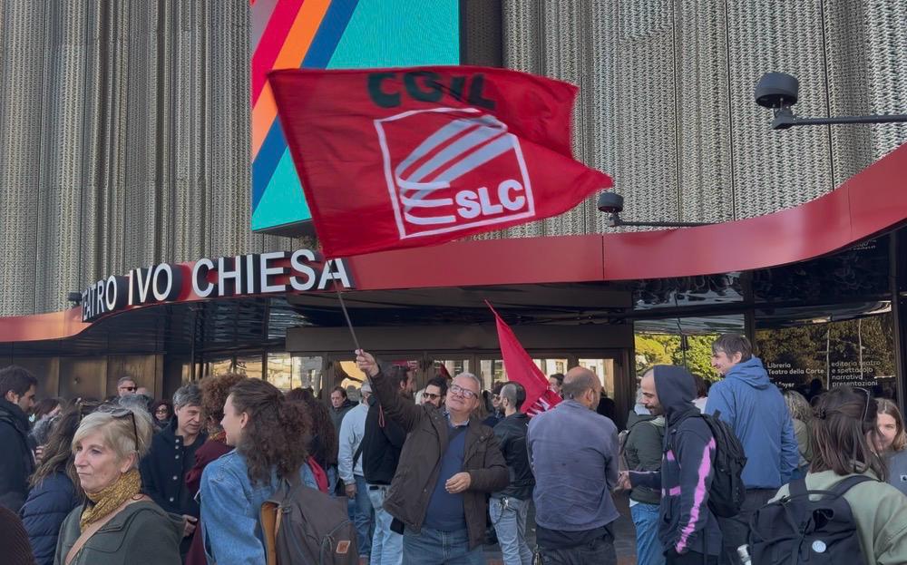 Sciopero dei lavoratori dello spettacolo dal vivo, a Genova presidio davanti al Teatro Nazionale: "Senza diritti niente scena"