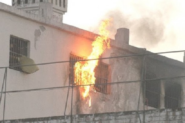 Carcere Marassi, incendio nel centro clinico: agenti salvano detenuti