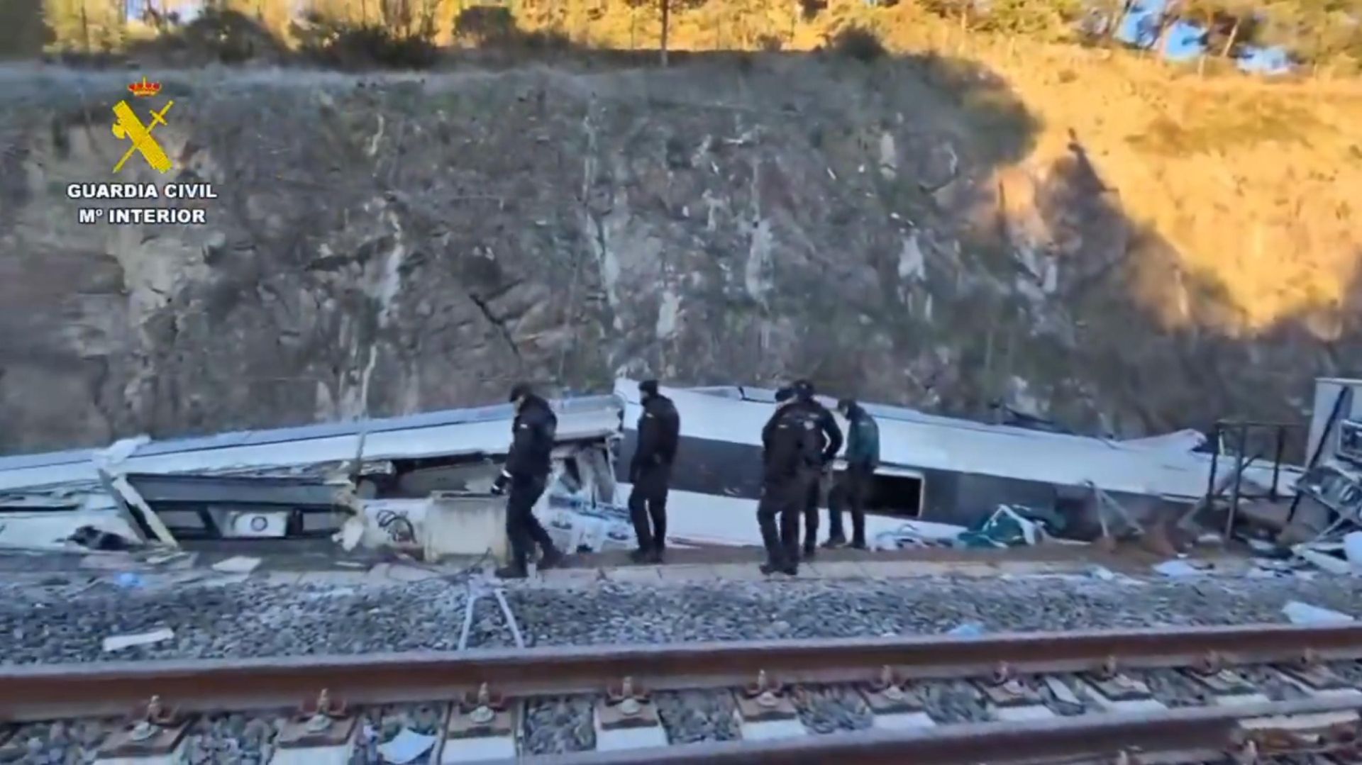Spagna, inferno sui binari: almeno 39 morti nello scontro fra due treni ad alta velocità nei pressi di Toledo