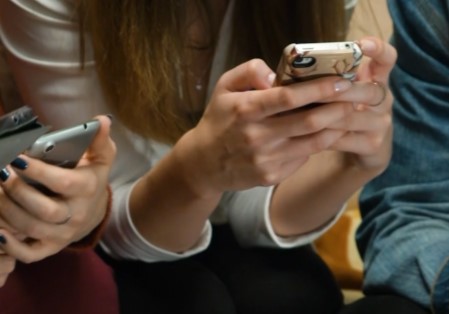 Genova, dipendenza social: il 62% delle persone controlla lo smartphone anche quando parla con qualcuno, il 41% lo fa ogni giorno