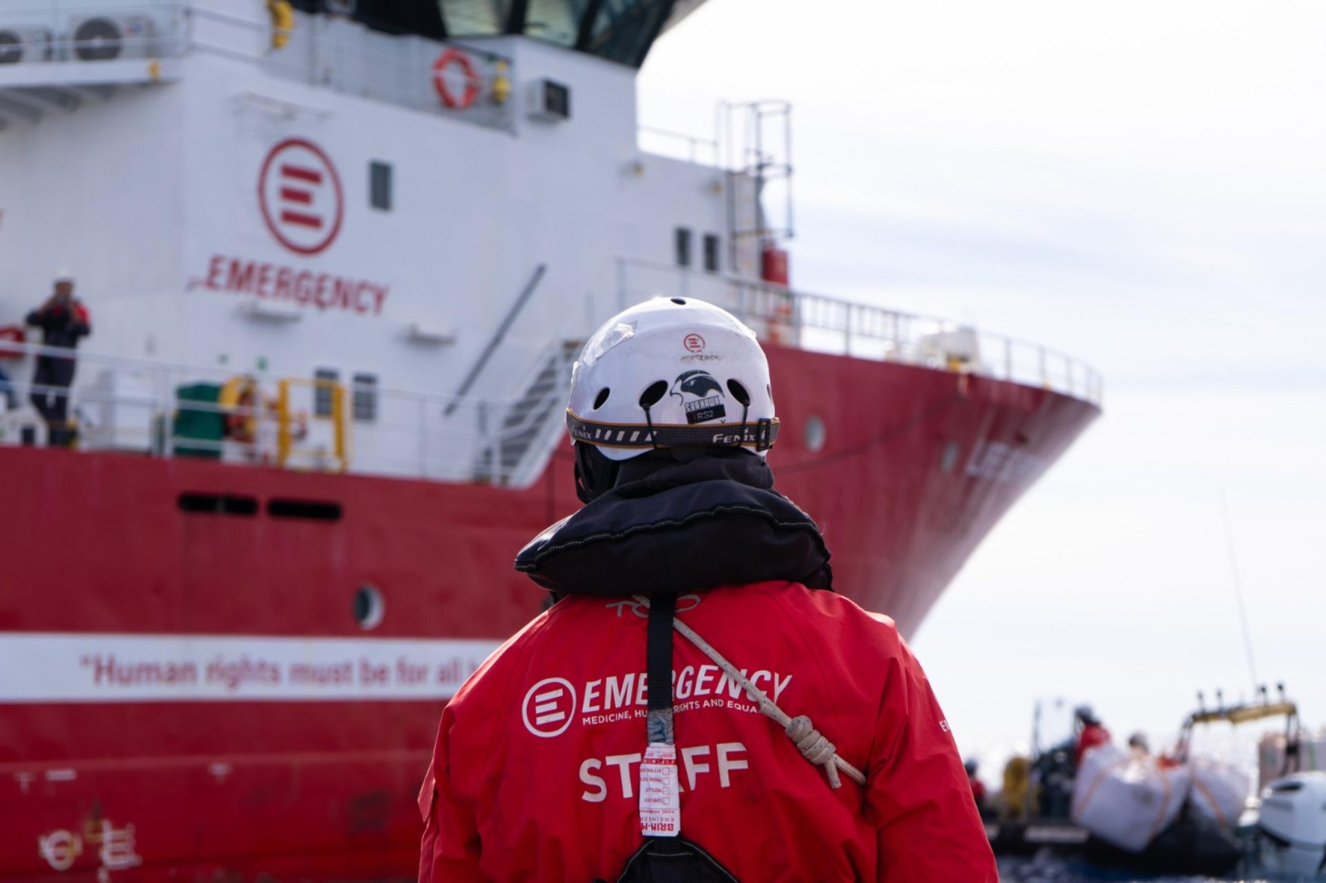 La nave di Emergency soccorre 113 migranti, assegnato il porto di Genova