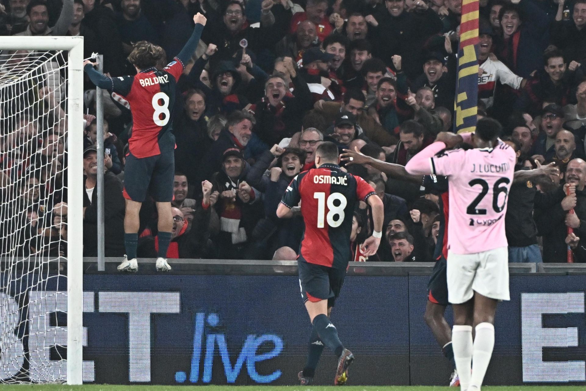 Un grande Genoa stende la Juventus. Ehizibue e Baldanzi trascinano i rossoblù all'impresa