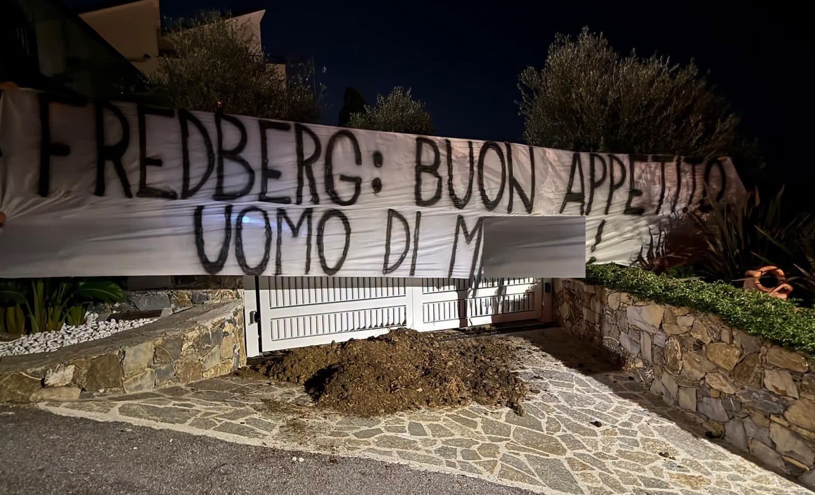 Sampdoria, blitz notturno dei tifosi: letame e striscione di insulti contro Fredberg