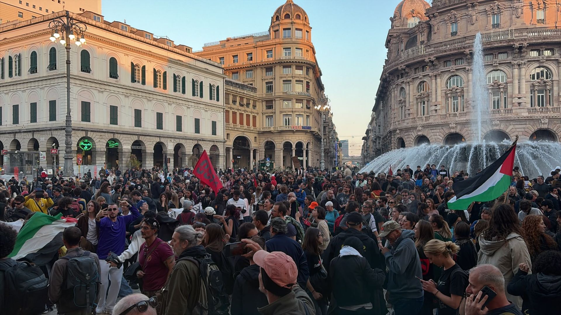 Sciopero generale a Genova, manifestazione finale in piazza De Ferrari