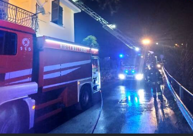 Tragedia ad Avegno, donna muore in un incendio dopo avere tentato di salvare i suoi gatti