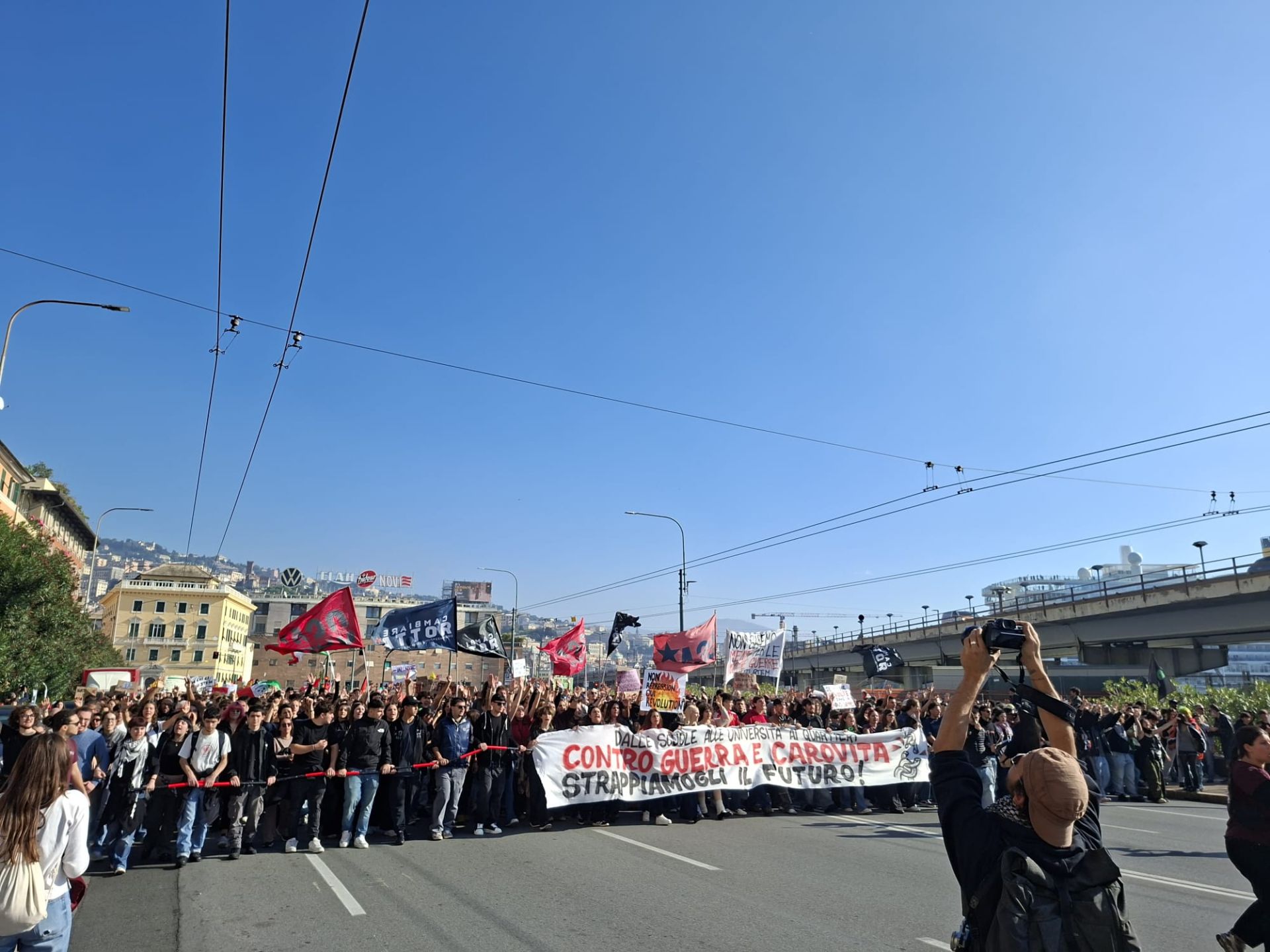 Sciopero, studenti in piazza. Cambiare Rotta: "Il Governo continua a investire in armi e tagliare sulla formazione"