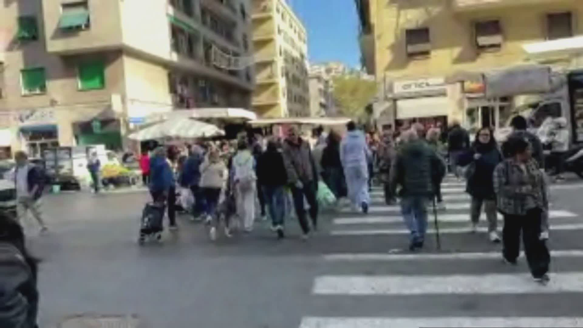 Via Tortosa compressa tra mercato e stadio
