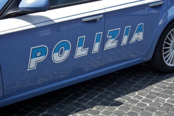 Genova, poliziotti sedano una lite ma vengono presi a calci e pugni: due arresti