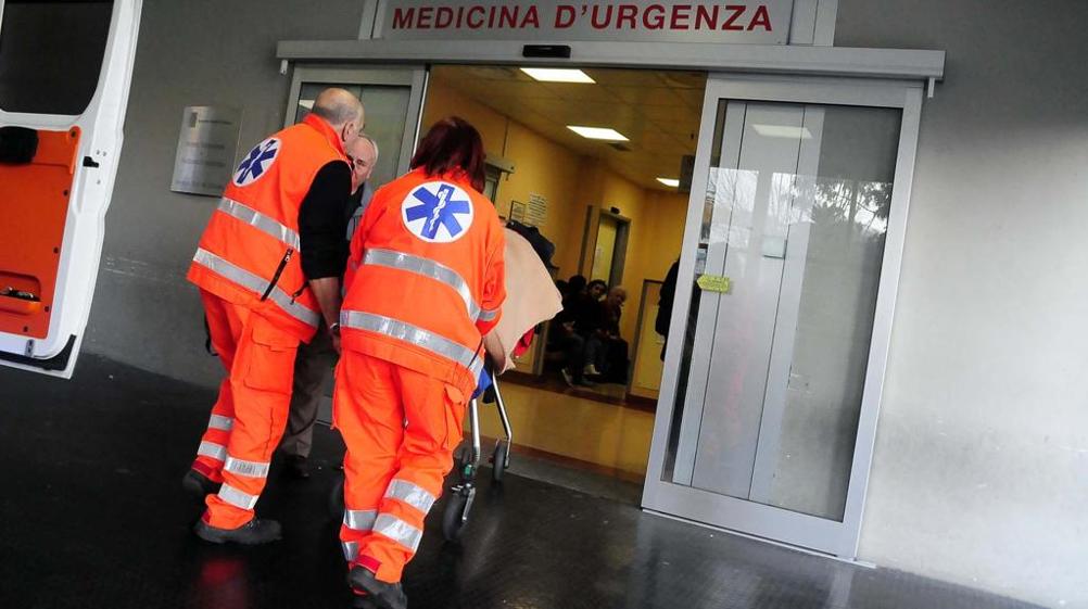 Genova: incidente in via Pinetti, anziano travolto da un'auto