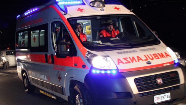 Auto contro ambulanza, feriti medico e infermiere del 118