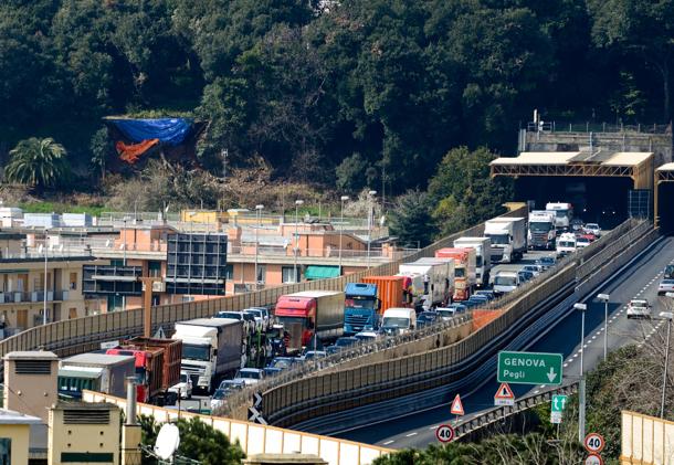 Autostrade: camion si ribalta in scambio di carreggiata, traffico nel caos in A12
