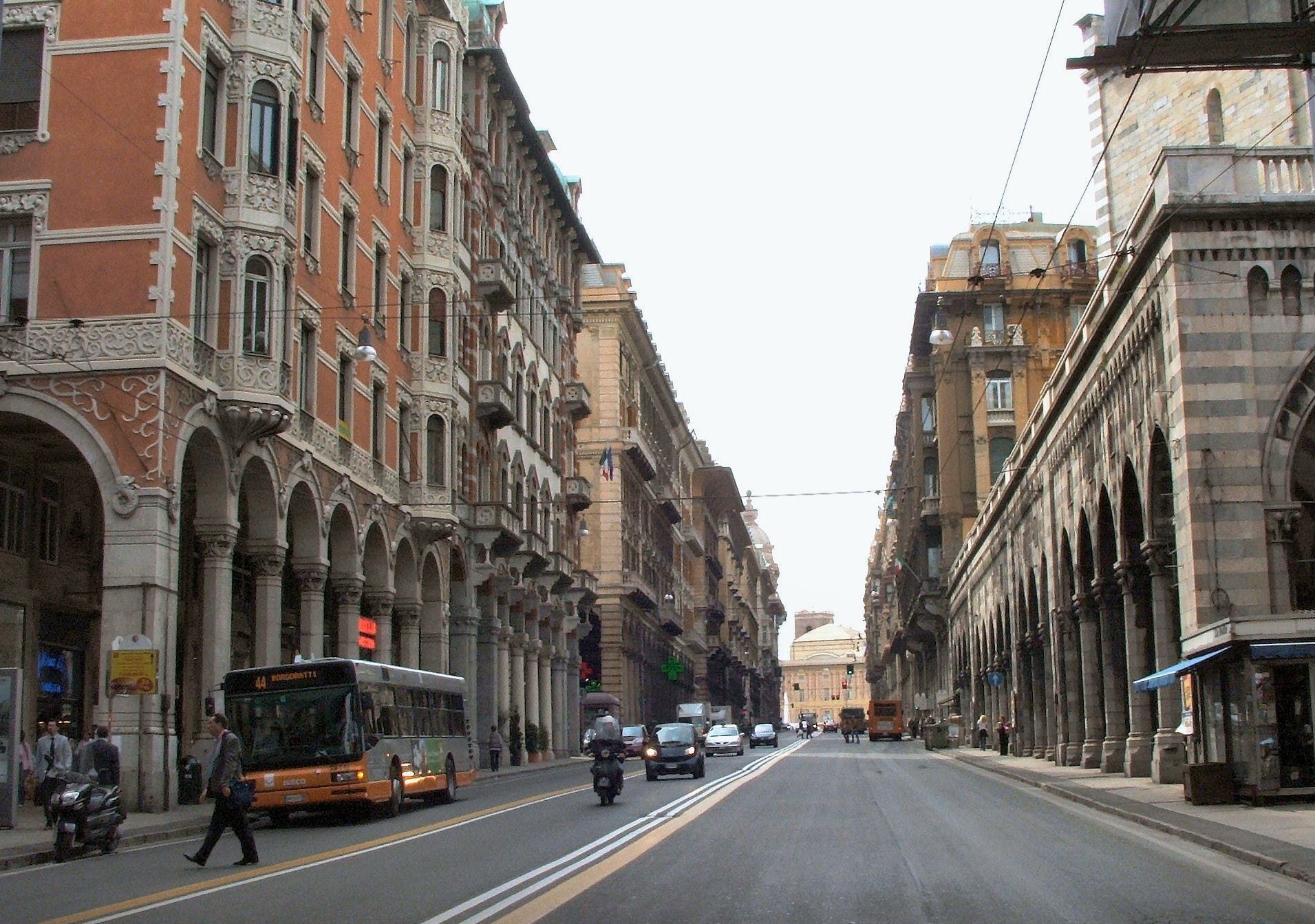 Genova, rubano scarpe e profumi: denunciati
