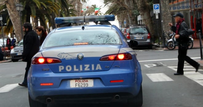 Picchia e minaccia l'ex moglie, 39enne arrestato a Genova