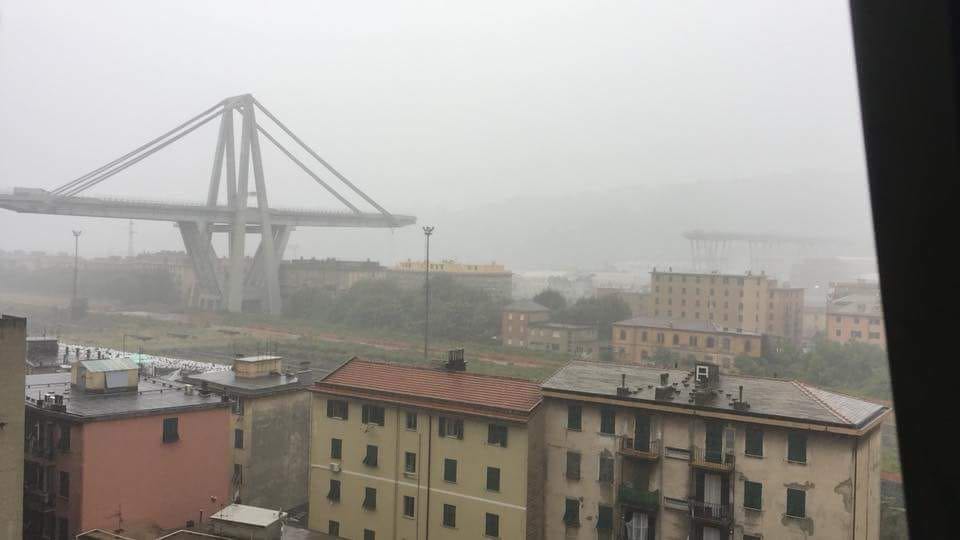 Ponte Morandi, l'ingegnere: "Carico perso dal tir possibile causa del crollo"