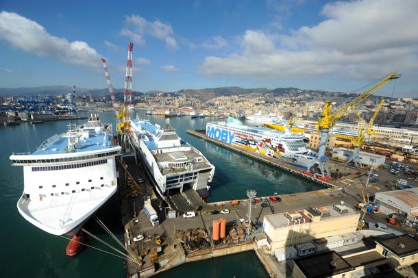 Nave in riparazione perde chiazza oleosa nel porto Genova