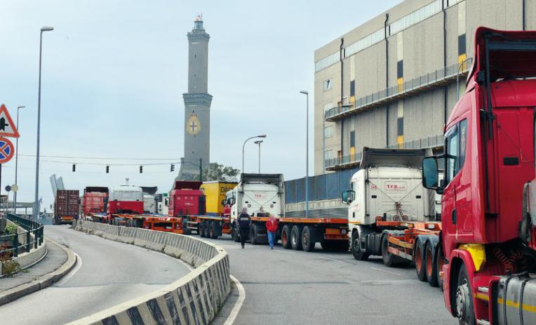 Scontro terminalisti-autotrasportatori, a Genova lo spettro dei "gilet arancioni"