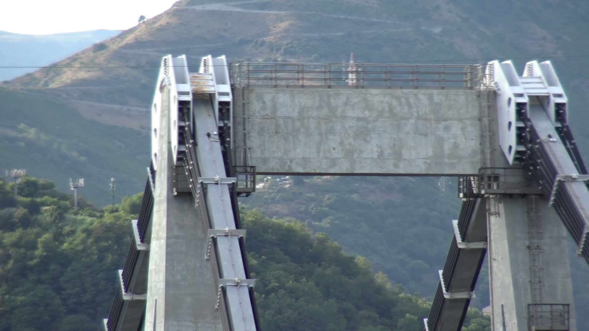 Ponte Morandi, lavori in corso per la demolizione con esplosivo