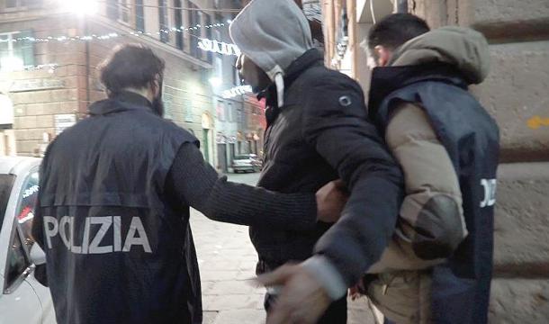 Pusher genovese arrestato per spaccio in via Piacenza