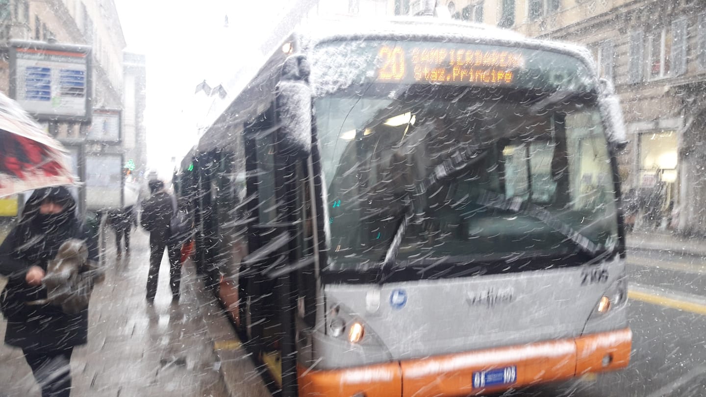 Neve a Genova, un piano in tre fasi per evitare il disastro dei bus