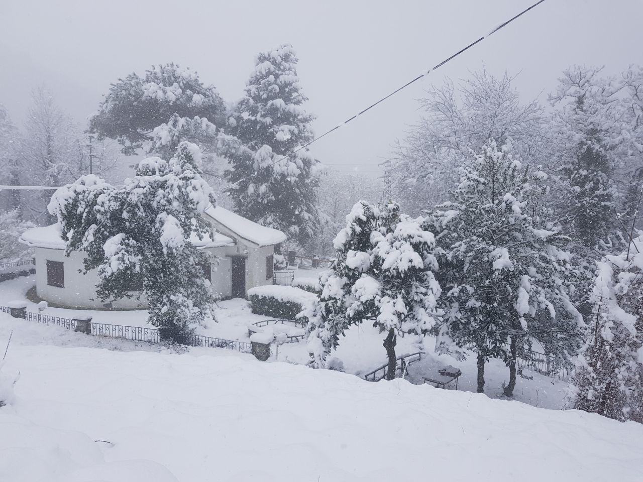 Neve sul passo Cento Croci, furgone finisce fuori strada
