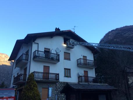 Incendio in Valle d'Aosta, si lanciano dalla finestra: feriti tre liguri, gravissima una ragazza