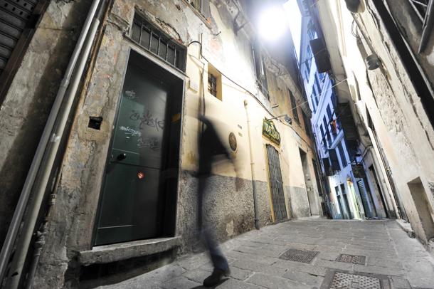 Mascherina obbligatoria nel centro di Genova, 10 giovani multati sabato sera