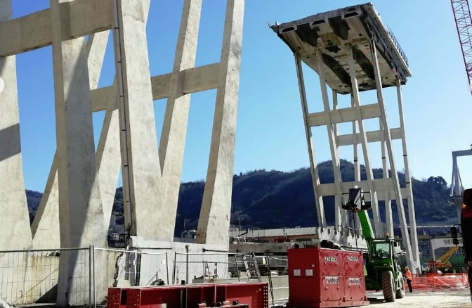 Ponte Morandi, montate le gru ma la ricostruzione è in stand-by