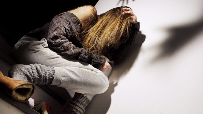 Reiterati abusi su ragazzina: arrestati madre, patrigno e papà