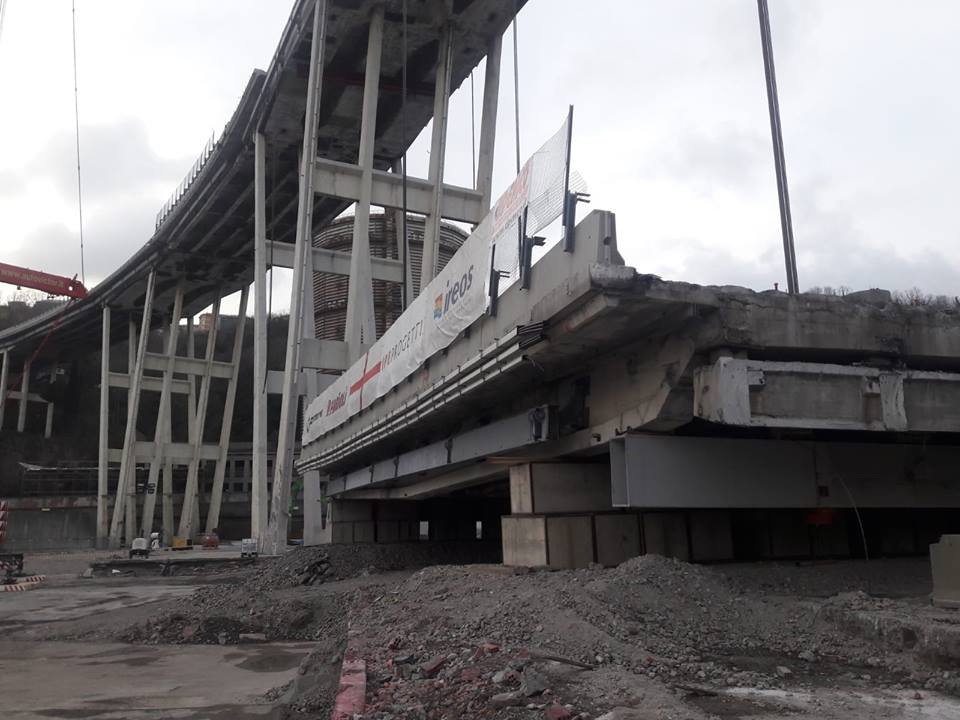 Ponte Morandi, la demolizione prosegue: un'altra trave a terra