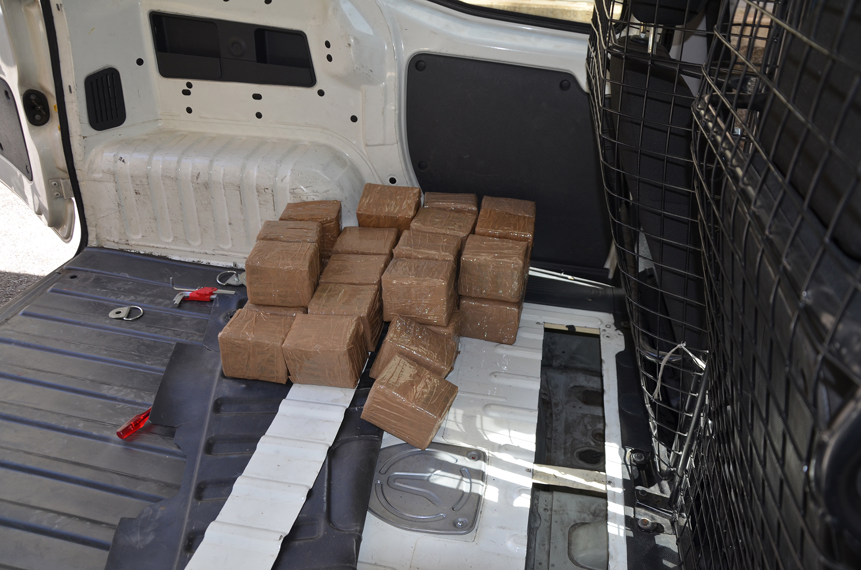 Trasporta in macchina 321 kg di hashish, 43enne arrestato dalla Gdf di Spezia