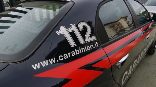 Mezzanego, pietre contro l'auto dei Carabinieri: denunciato un uomo