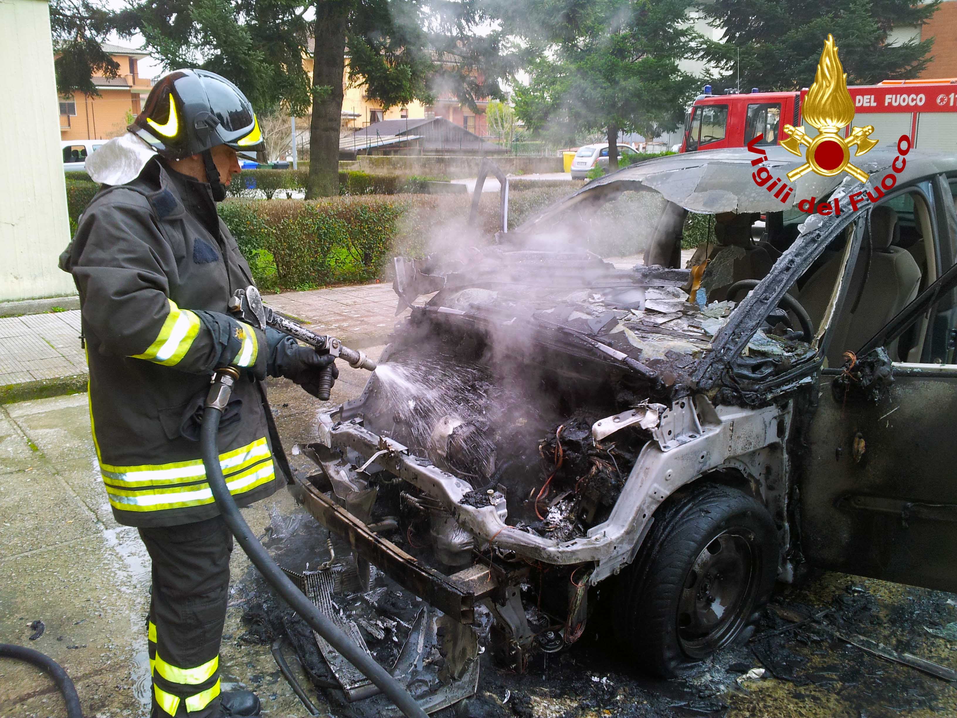 Due incendi nel savonese, distrutte auto e scooter