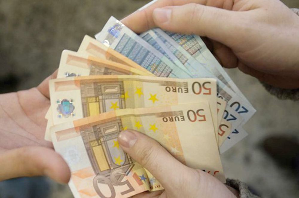 Vende droga per 15mila euro, poi ne chiede 50mila: arrestato
