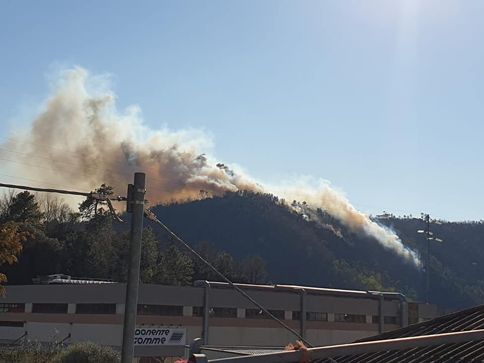 Incendio a Cogoleto, ancora fiamme: evacuate due case sopra Capieso