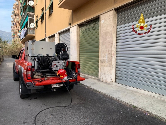 Genova, blitz incendiario nella rimessa polizia locale, uno scooter distrutto e altri due danneggiati