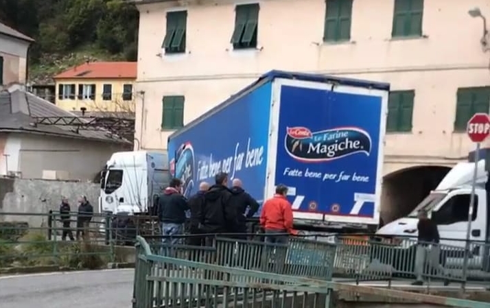 Genova, camion incastrato a San Desiderio e traffico paralizzato