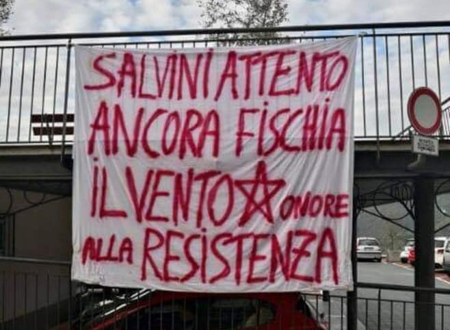 25 aprile, a Uscio uno striscione contro Salvini con la stella a cinque punte